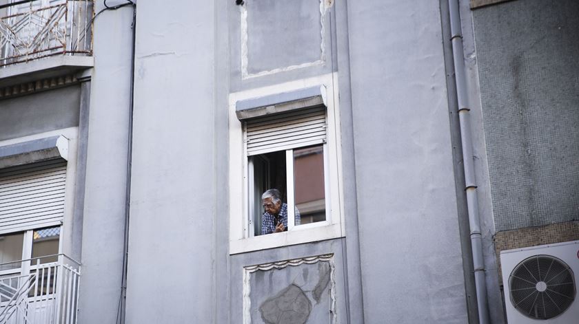 Alguns curiosos espreitaram da janela a manifestação, que juntou um milhar de pessoas. Foto: Joana Gonçalves/ RR