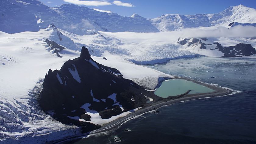 Antártida contém 90% do gelo e 70% da água doce do mundo, o que é suficiente para elevar o nível dos mares em até 63 metros.