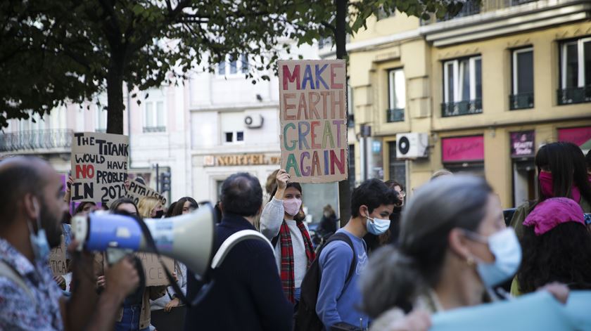 Mais de mil pessoas manifestaram-se esta tarde em Lisboa a favor da justiça climática. Foto: Joana Gonçalves/ RR