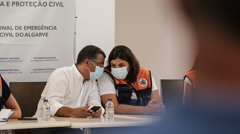 Presidente da Câmara de Tavira, Ana Paula Martins, na conferência de imprensa do rescaldo do incêndio de Castro Marim. Foto: Joana Gonçalves/ RR
