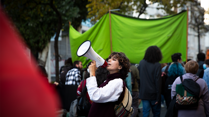 Rita Silva, 23 anos, protesta contra a inação dos Governos face às alterações climáticas. Foto: Joana Gonçalves/ RR