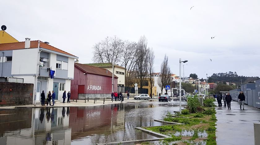 Inundações na Afurada, Vila Nova de Gaia. Foto: Maria João Cunha/RR