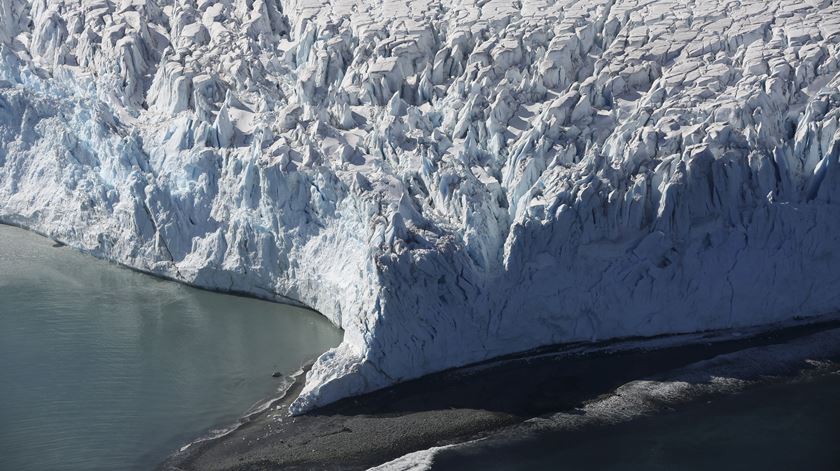 O grupo de especialistas do Comité Científico de Pesquisa da Antártida prevê uma duplicação das concentrações de gases de efeito estufa no próximos 100 anos, esperando-se uma subida de 3ºC.
