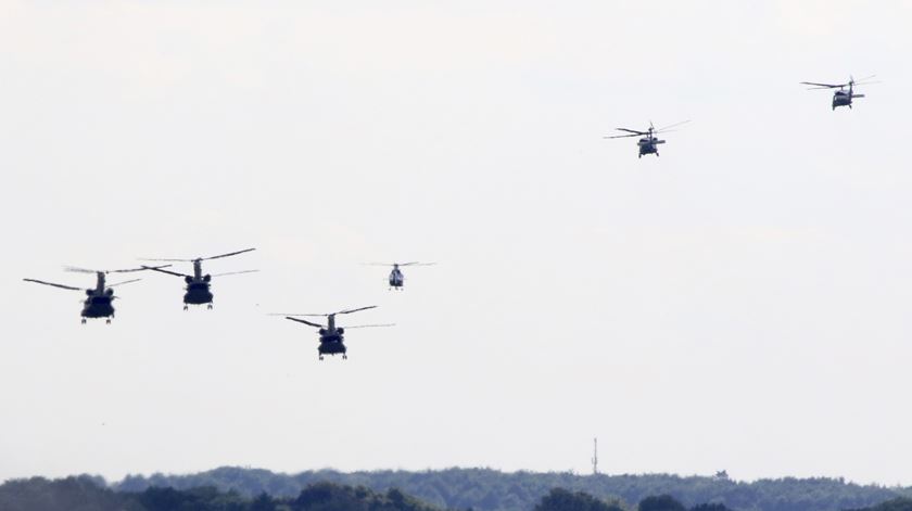 Helicópteros do corpo de fuzileiros norte-americano fazem o transporte do Presidente dos EUA até ao local da cimeira. Foto: Focke Strangmann/EPA