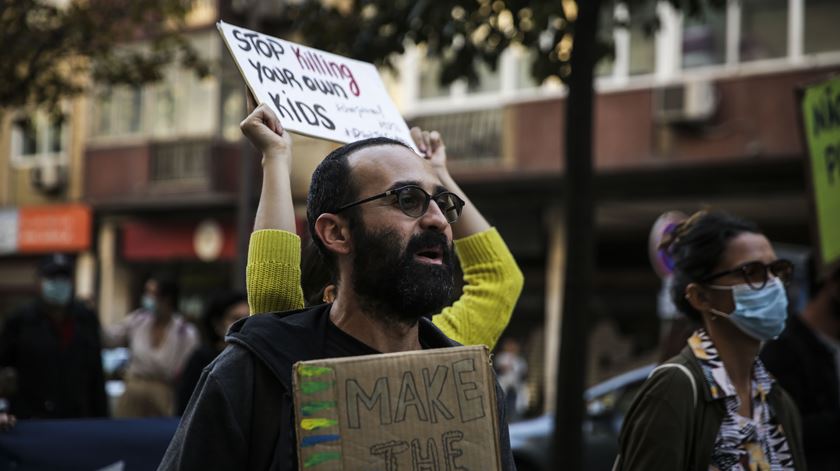 Gustavo Garcia, pai de Maya, viajou de Coimbra a Lisboa de propósito para participar no protesto contra a inação climática.  Foto: Joana Gonçalves/ RR