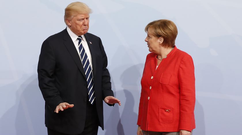 Angela Merkel, anfitriã da cimeira, na recepção oficial a Donald Trump. Foto: Friedemann Vogel/EPA