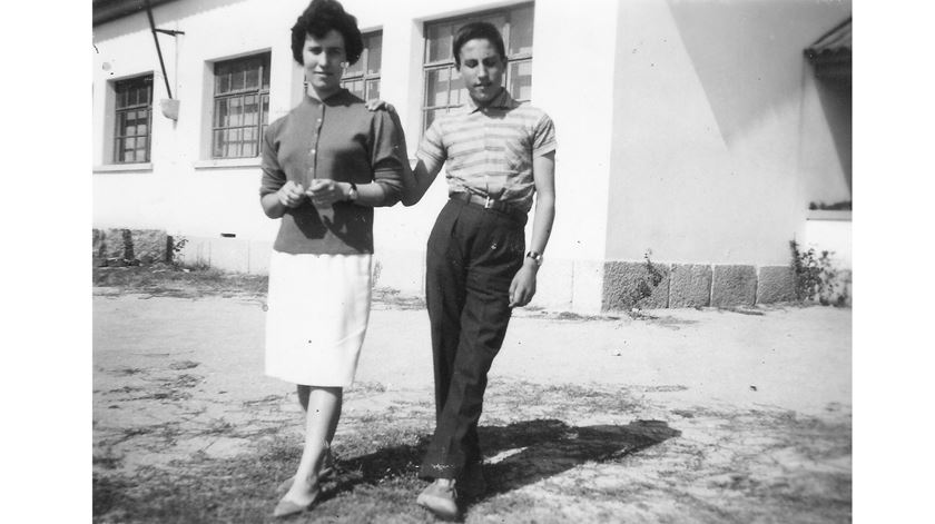 D. António Marto com a irmã, Maria Celeste, fotografados em 1962.