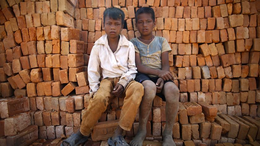 Rapazes do Nepal que trabalham numa fábrica de tijolos em Lalitpur, perto da capital Kathmandu. Foto: Narenda Shrestha/EPA