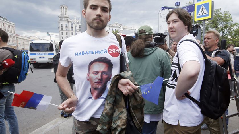 Um dos participantes na manifestação em Moscovo, envergando uma t-shirt com a fotografia de Navalny. Foto: Sergei Chirkov/EPA