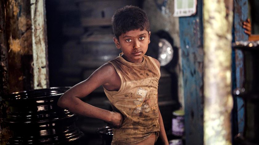 Criança de Calcutá, Índia, que trabalha no mercado das peças de automóveis. Foto: Piyal Adhikary/EPA