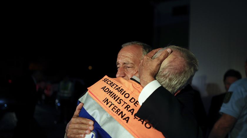 Marcelo Rebelo de Sousa num abraço emocionado ao secretário de Estado. Foto: Paulo Cunha/EPA