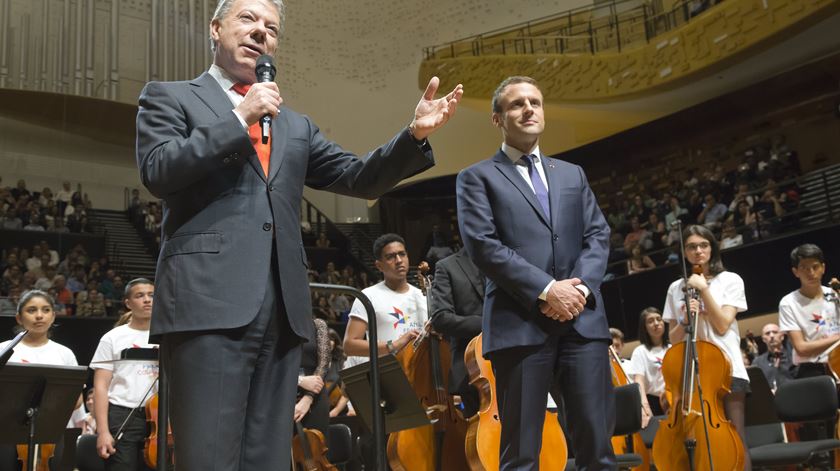 Juan Manuel Santos e Emmanuel Macron. Foto: Michel Euler/EPA