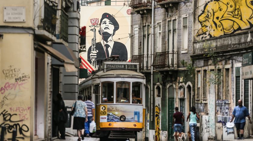 Mural Shepard Fairey, na Graça. Foto: Mário Cruz/ Lusa