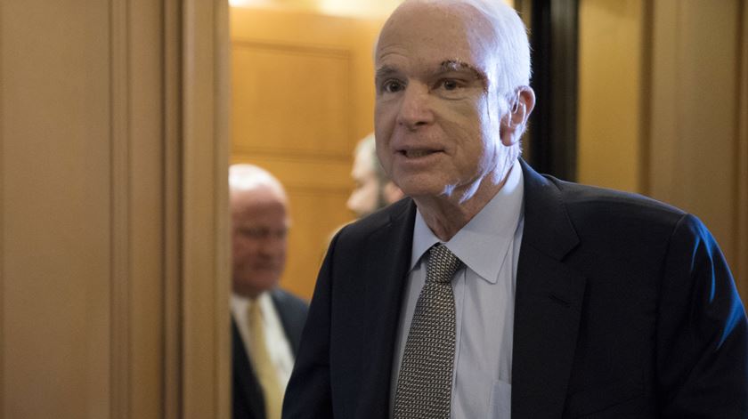 John McCain foi um dos republicanos que votou contra. Foto: Shawn Thew/EPA