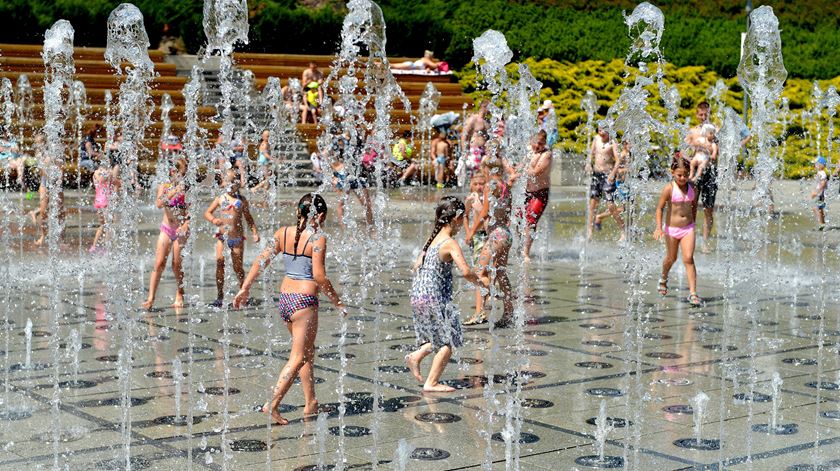 Polacos não estão habituados a tanto calor. Foto: Darek Delmanowicz/EPA