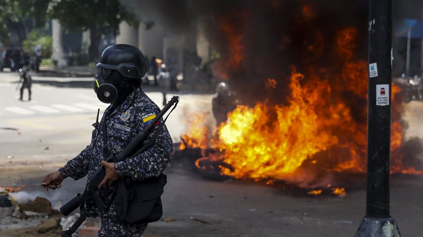 Com o espetro da violência a pairar novamente no ar na Venezuela, Portugal reforça a segurança da embaixada. Foto: Miguel Gutierrez/EPA