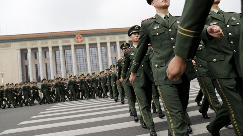 Militares chineses em parada. Foto: Andy Wong/ EPA