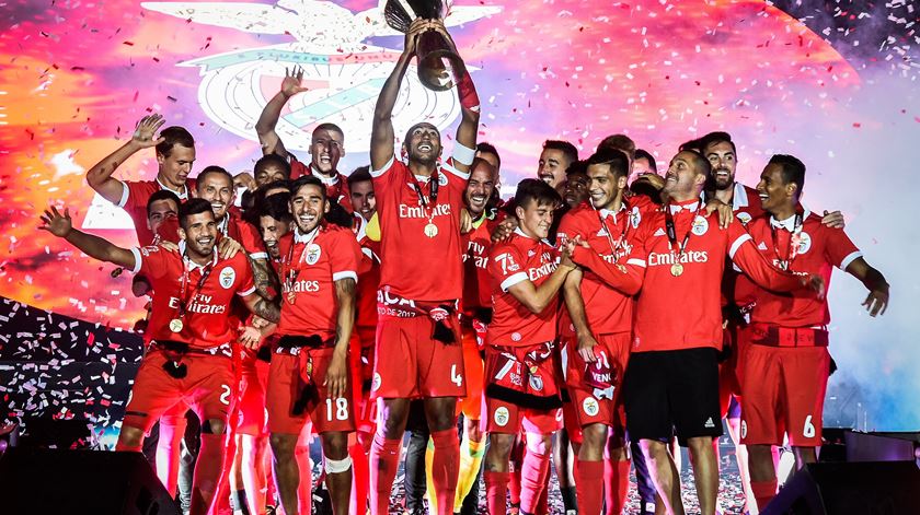 Benfica levanta a Supertaça portuguesa. Foto: Lusa