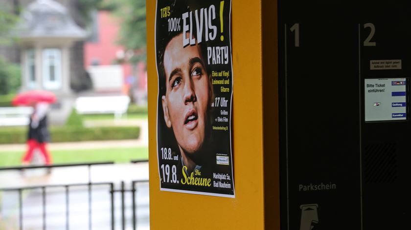 Cartaz para um evento de homenagem a Elvis em Bad Nauheim, Alemanha. Foto: Armando Babani/EPA
