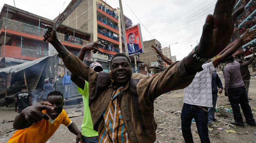 Apoiante da oposição, com uma catana, numa rua de Nairobi. Foto: Daniel Irungu/EPA