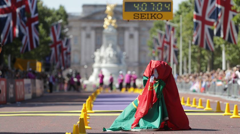 Inês Henriques tornou-se a primeira capeã do mundo dos 50 km marcha, em Londres, em 2017. Foto: Jean-Christophe Bott/EPA