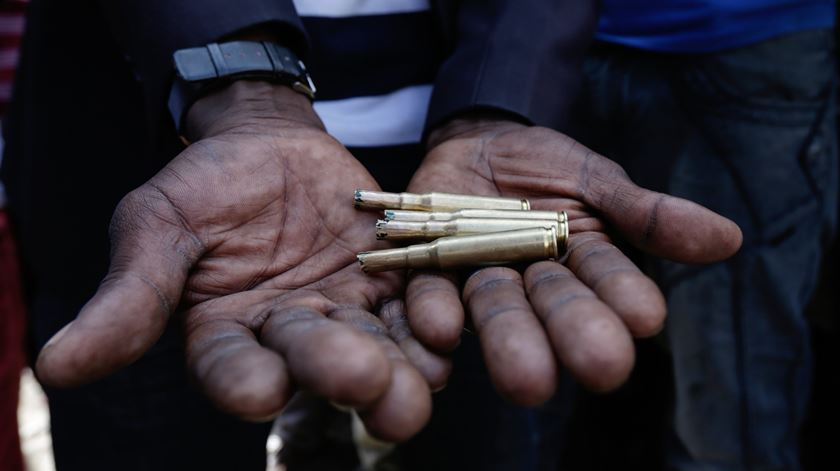 Quénia, distúrbios, balas. Foto: EPA/DANIEL IRUNGU