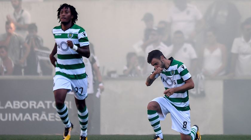 Bruno Fernandes festeja um dos golos em Guimarães. Foto: Hugo Delgado/EPA