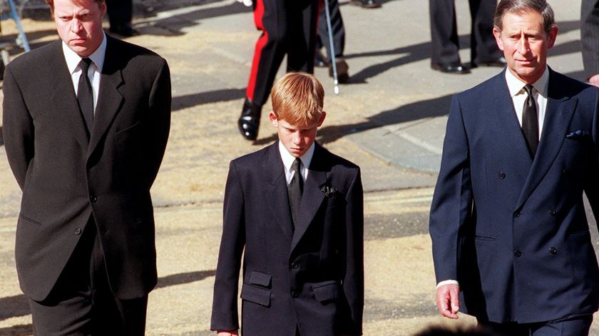 Da esquerda para a direita: Charles Spencer (irmão de Diana), Harry e Carlos no funeral de Lady Di, a 6 de Setembro de 1997. Foto: Gerry Penny/EPA