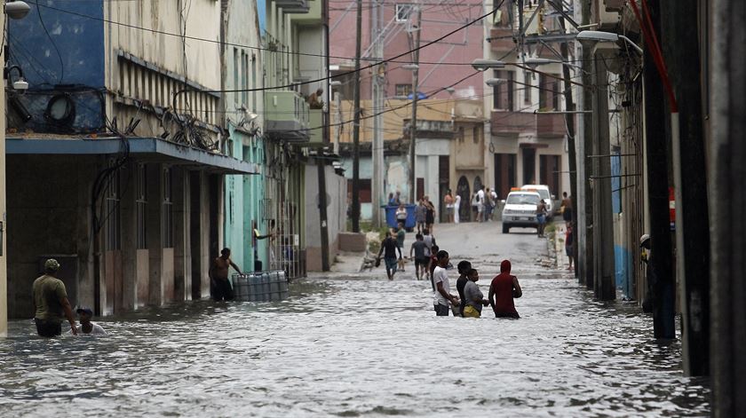 Efeitos do furacão Irma em Havana. Foto: Ernesto Mastrascusa/EPA