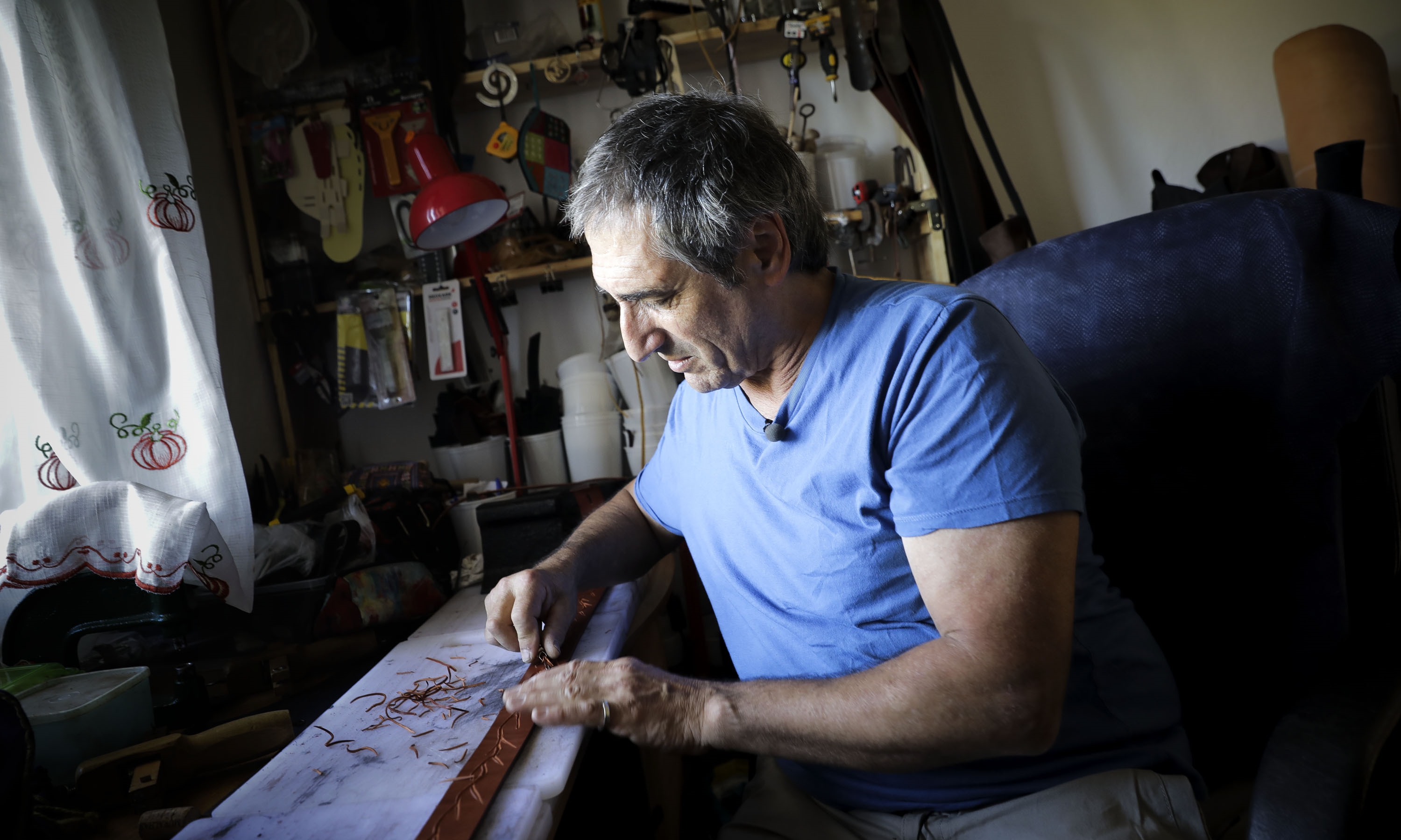 João Furtado, artesão há 40 anos, é um dos desalojados do incêndio de 2018.