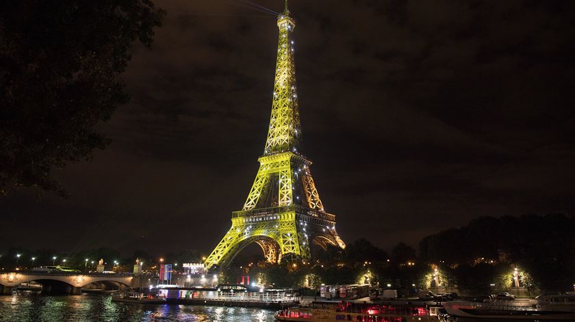 Com cerca de 16,9 milhões de visitantes, Paris é a segunda cidade europeia preferida dos turistas e fica em sexto lugar a nível mundial. Foto: Caroline Blumberg/ EPA