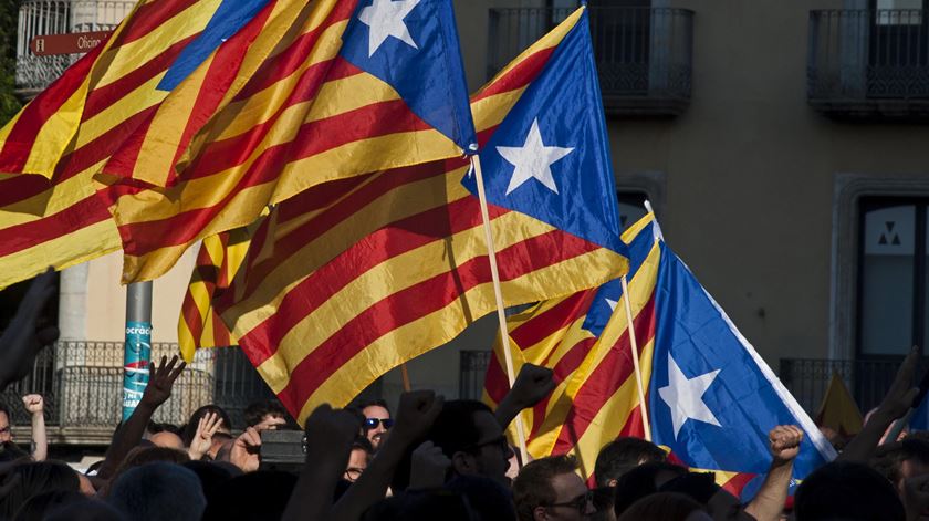 Bandeiras da Catalunha numa manifestação. Foto: Robin Townsend/EPA