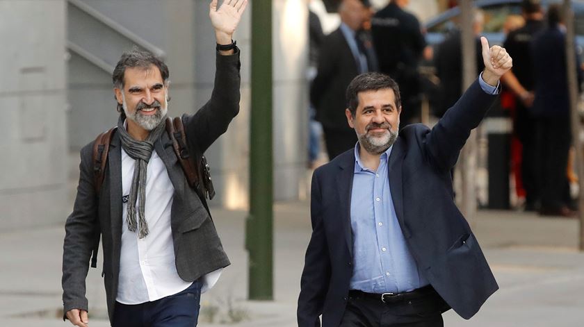 Jordi Cuixart, da Òmnium Cultural, e Jordi Sánchez, da Assembleia Nacional Catalã, foram condenados a nove anos de prisão.. Foto: Juan Carlos Hidalgo/EPA