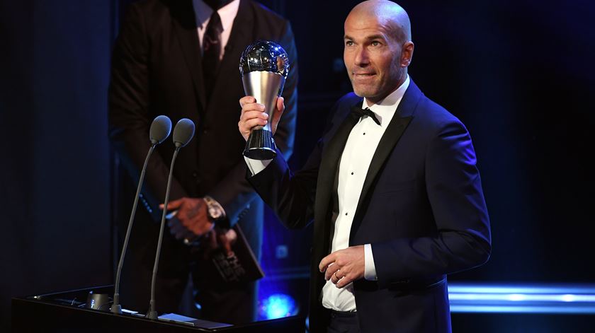 Zidane levanta o troféu, durante a gala em Londres. Foto: Andy Rain/EPA