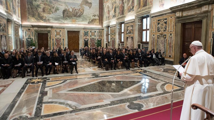 O Papa Francisco discursa perante uma delegação da Universiade Católica Portuguesa que peregrinou a Roma. Foto: Osservatore Romano/EPA