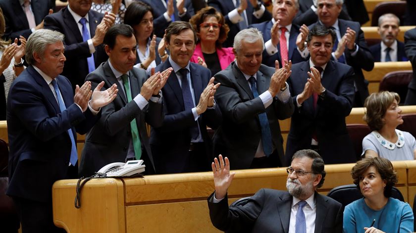 O poder instalado em Madrid aplaude o seu chefe, Mariano Rajoy. Foto: Chema Moya/EPA