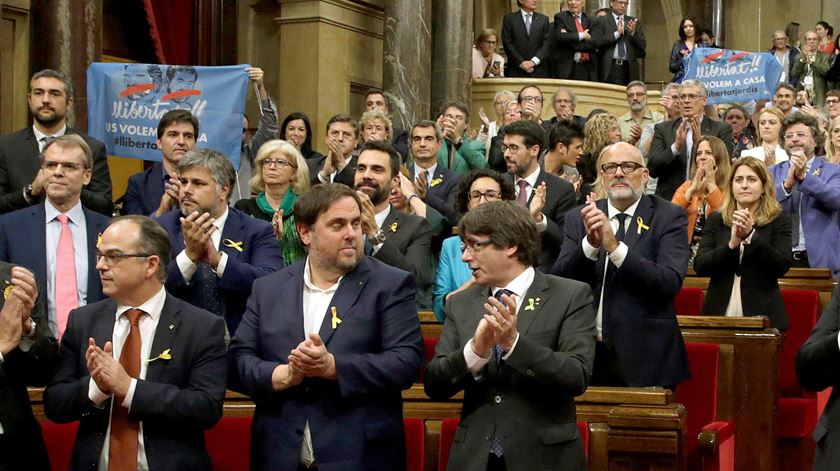 Carles Puigdemont e deputados da Catalunha no momento da aprovação da independência. Foto: Alberto Estevez/EPA