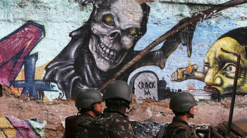 Bandos de criminosos vão impor recolher obrigatório nas favelas do Rio de Janeiro. Foto: Marcelo Sayao/EPA