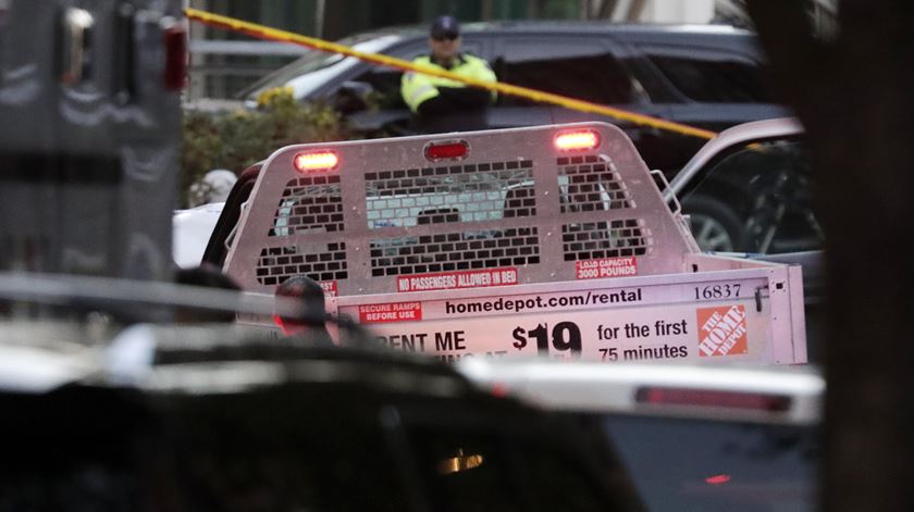 Veículo usado para atropelar várias pessoas em Nova Iorque. Foto: Jason Szenes/EPA