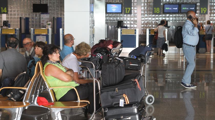 Turistas esperam pelo seu voo no aeroporto internacional da Madeira. Foto: Homem de Gouveia