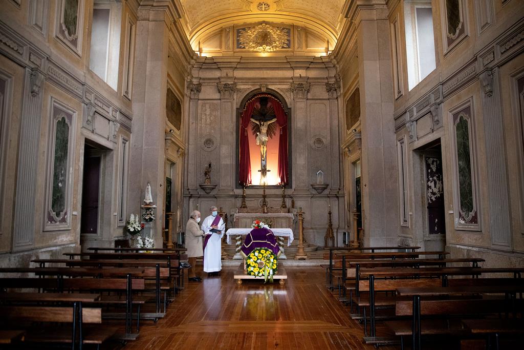 Os custos do funeral são suportados pela Santa Casa da Misericórdia. À Irmandade de São Roque cabe garantir o acompanhamento. 