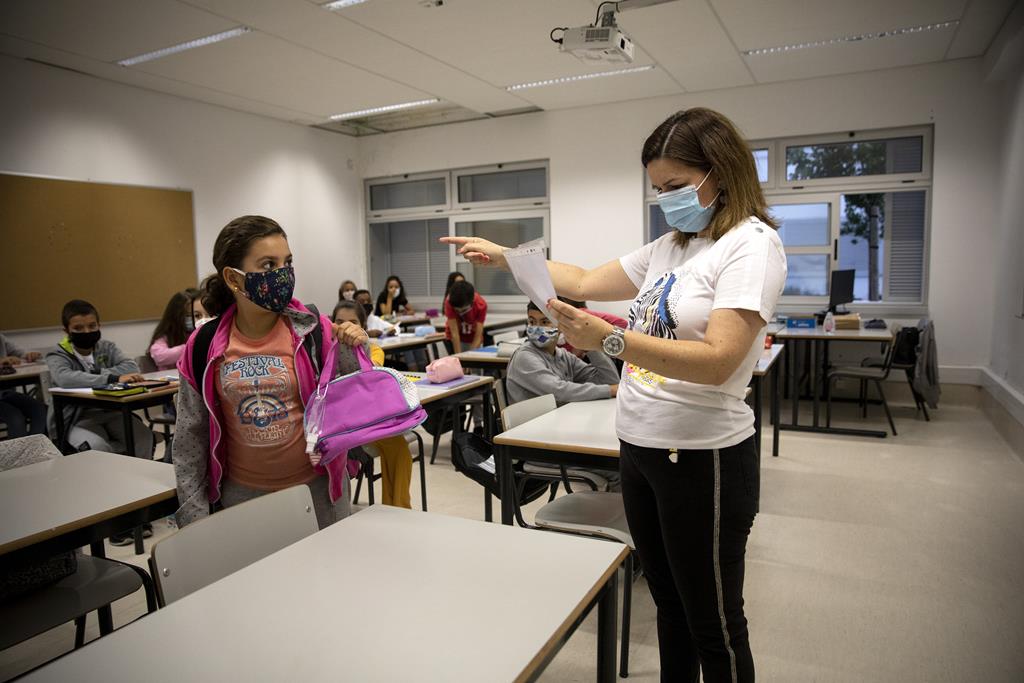 A obrigatoriedade de uso da máscara mantém-se dentro da sala de aulas. Foto: Joana Bourgard/RR