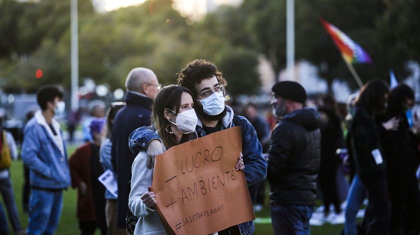 Gonçalo Portela marcou presença no protesto para “reivindicar uma luta séria contras as alterações climáticas”. Foto: Joana Gonçalves/ RR