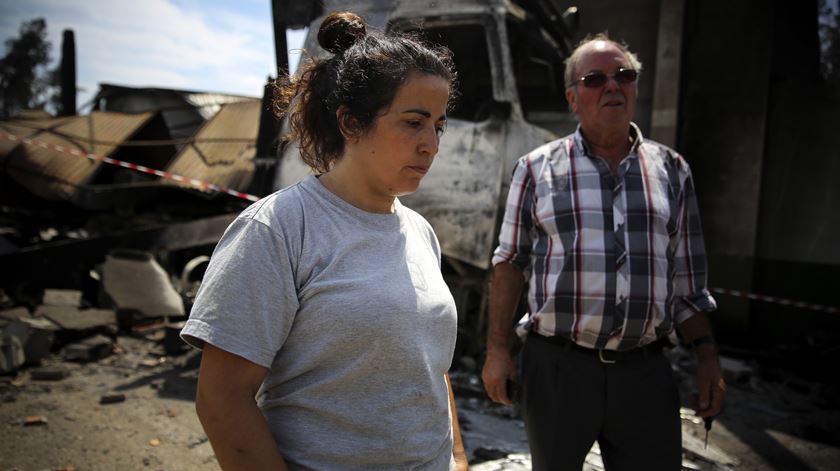 Sandra com o sogro, proprietário da Serração Progresso Castanheirense, quatro dias após o incêndio