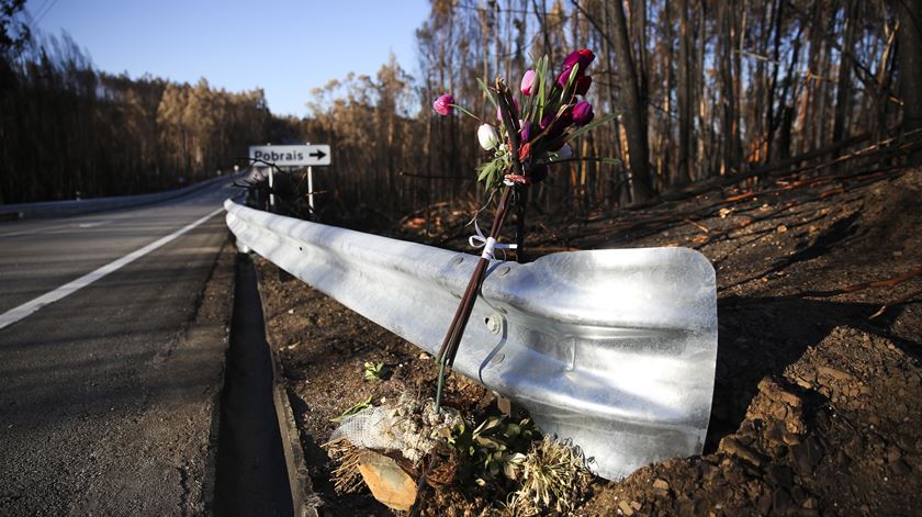 Ao longo da N236-1 encontram-se várias flores a assinalar as mortes das vítimas do incêndio