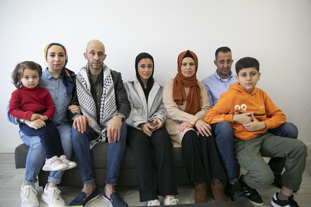 Alshaaarawi Salem e a família na casa em que vivem em Braga. Foto: Miguel Ribeiro/RR