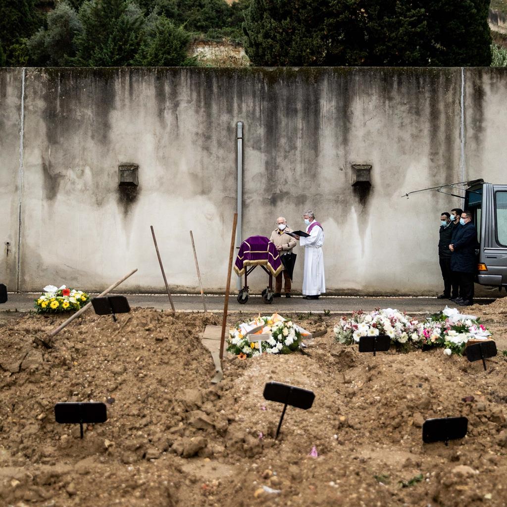 Mais de metade das pessoas que foram sepultadas sem família ou amigos eram homens.