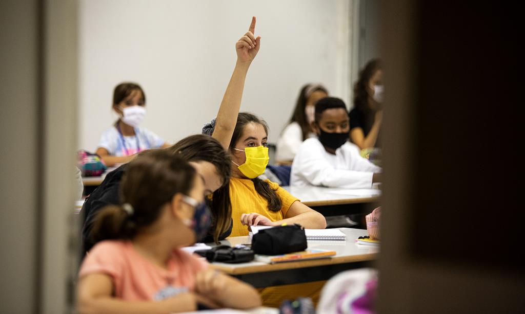 Mantém-se a obrigatoriedade de uso de máscara no interior da sala de aula, mas não se aplica nos espaços de recreio ao ar livre. Foto: Joana Bourgard/ RR