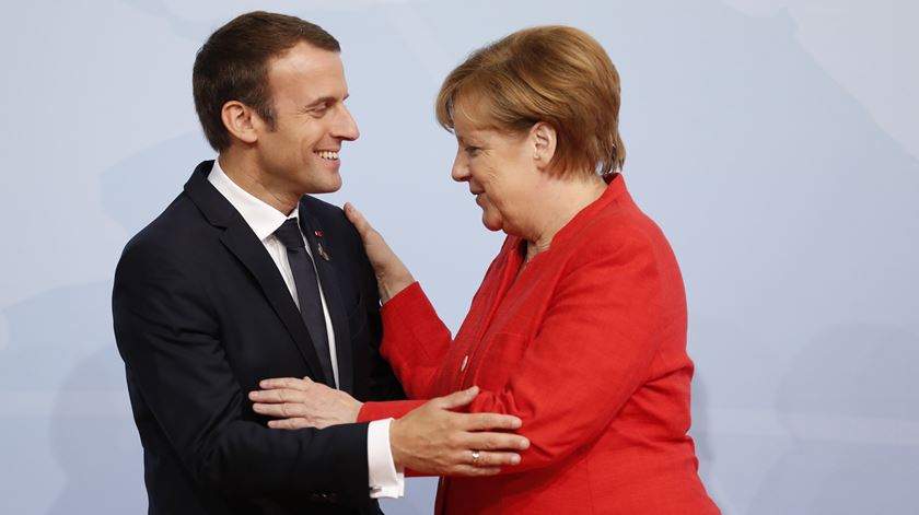 O abraço entre Merkel e Macron, Presidente francês. Foto: Friedemann Vogel/EPA