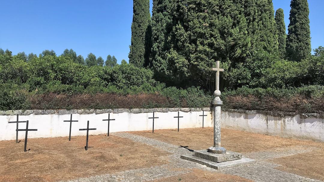 Há cemitérios em que estará delimitado o tempo a permanecer junto ao jazigo no dia 1 de novembro. Foto: Rosário Silva/RR